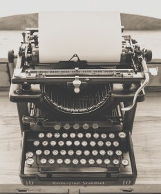 typewriter-vintage-old-vintage-typewriter-163084-e1503500217438.jpeg