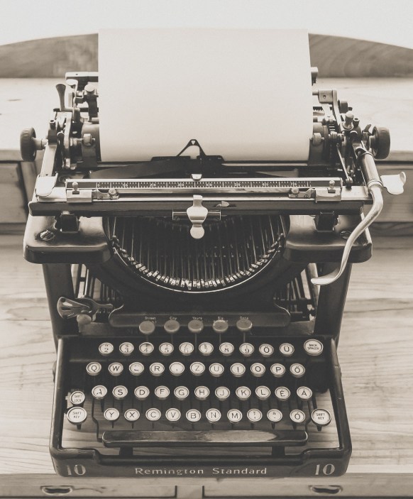 typewriter-vintage-old-vintage-typewriter-163084-e1503500217438.jpeg